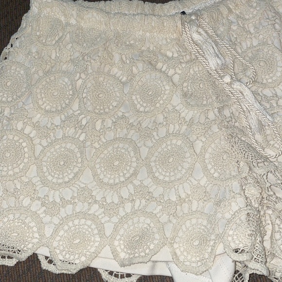 Lace detail shorts - Picture 2 of 3